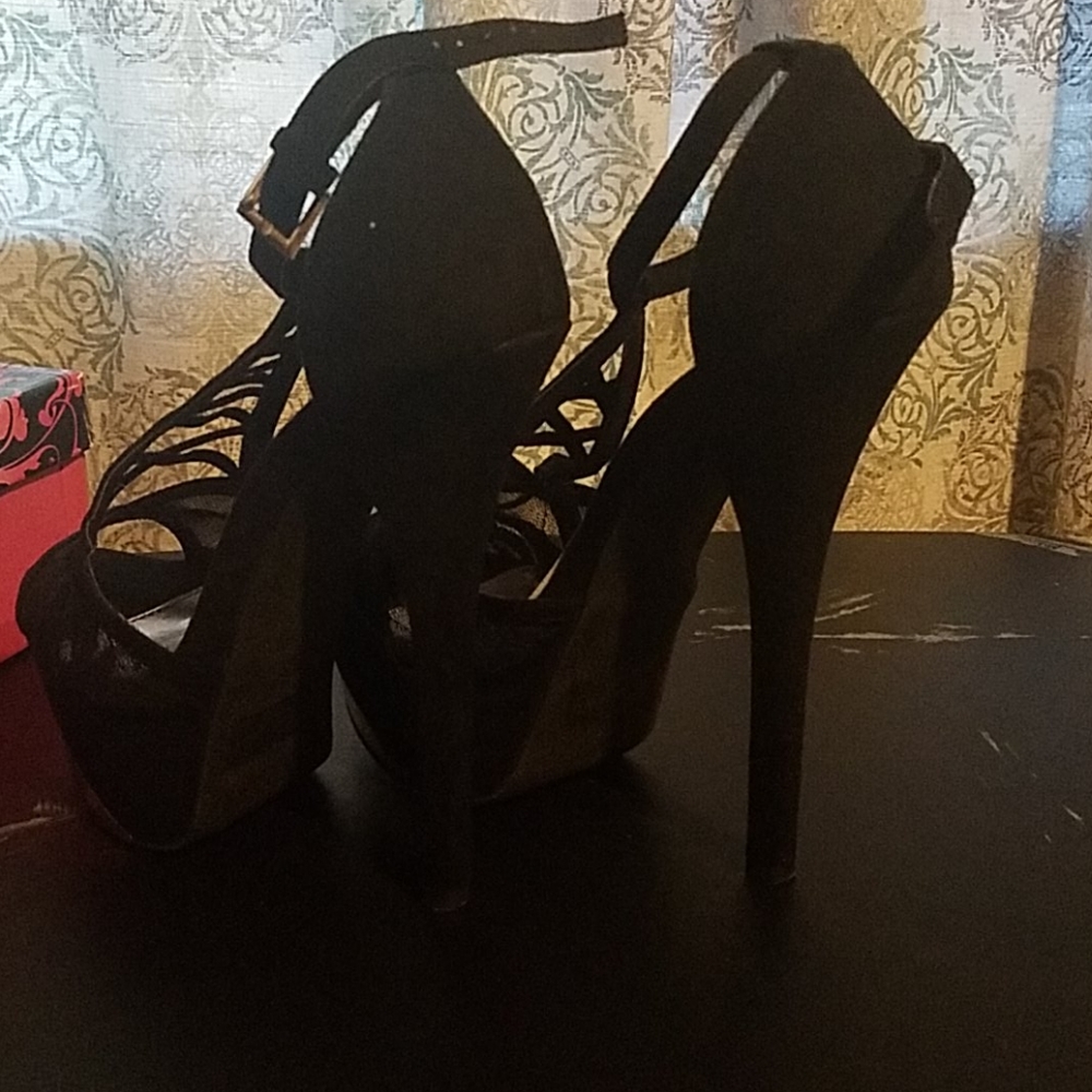 Shoes - Picture 3 of 4